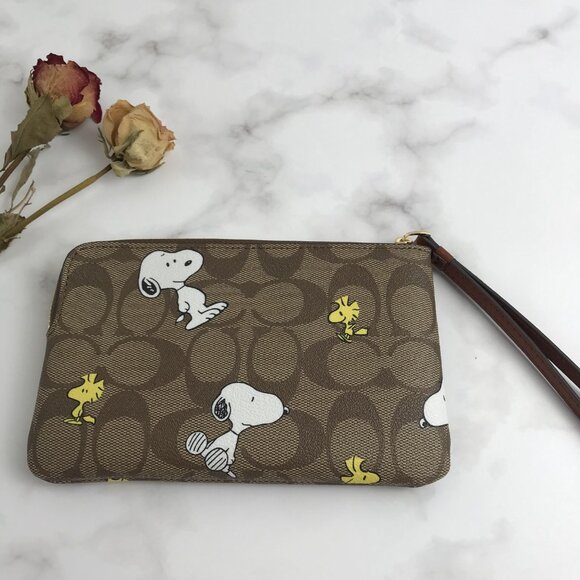 NWT Coach X Peanuts Corner Zip Wristlet Wallet With Snoopy & Woodstock - Picture 2 of 10